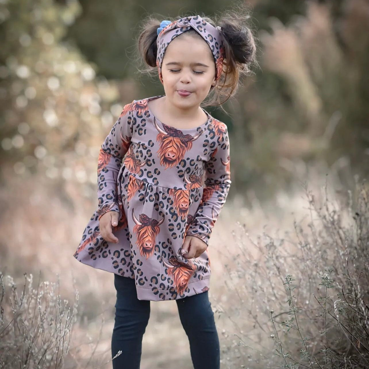 Kinderstoff Leomuster mit Highland Kuh als Kinderoutfit genäht