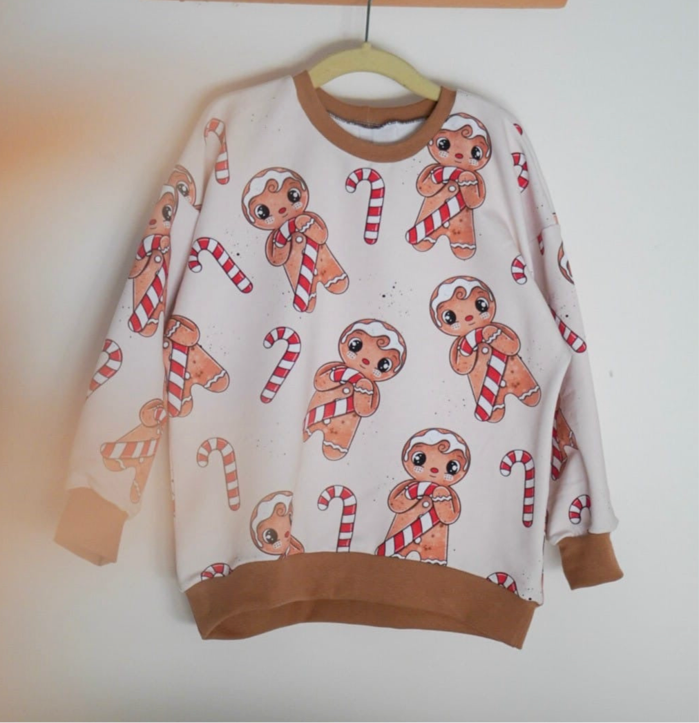 Kinderstoffe Meterware süßer Lebkuchen Lebkuchenmann mit Zuckerstange weihnachtlicher Stoff von Katzengold Design  als Lybstes Oversized Sweater genäht