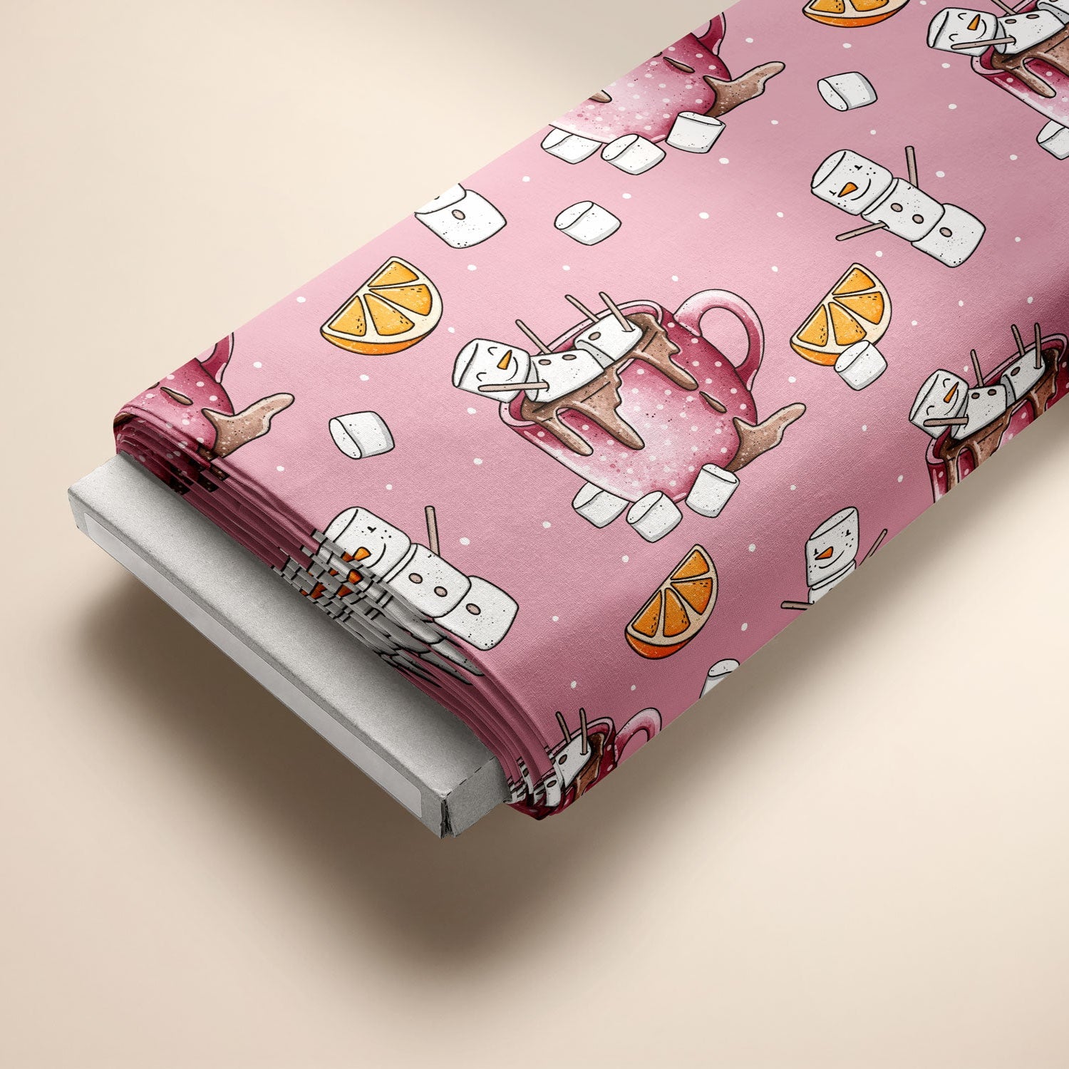 Kinderstoff mit weihnachtliche Tassen mit Schneemännern aus Marshmellows auf rosa mit Orangen von Katzengold Design auf Ballen