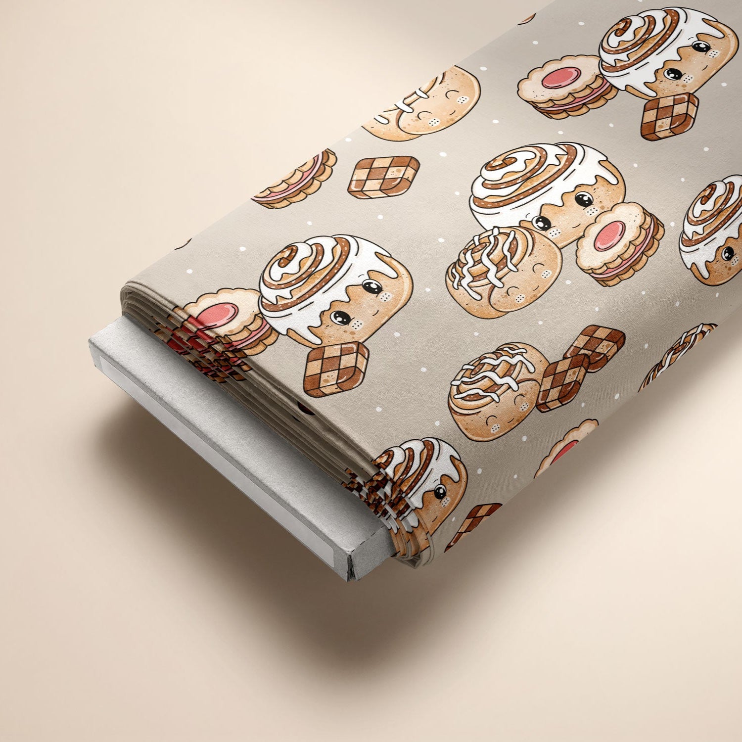 Kinderstoff mit weihnachtlichen Gebäck, wie Zimtschnecken und Plätzchen von Katzengold Design auf Ballen