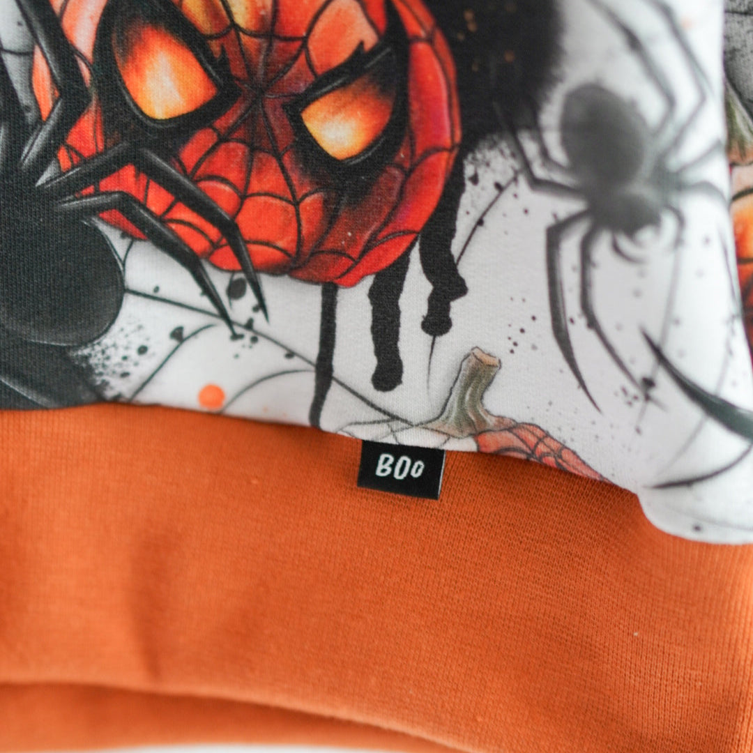 Jungsstoff gruseliger Spinnen Kürbis als Kinderpullover genäht Detailfoto