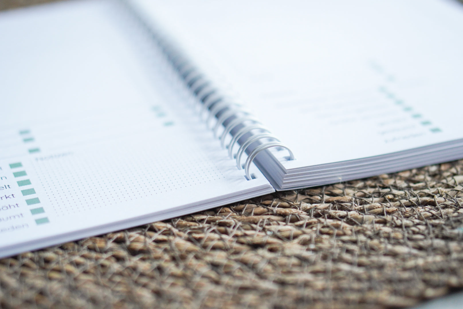 Nähplaner DIN A5 aufgeklappt mit Projektübersicht Detailfoto der Spiralbindung