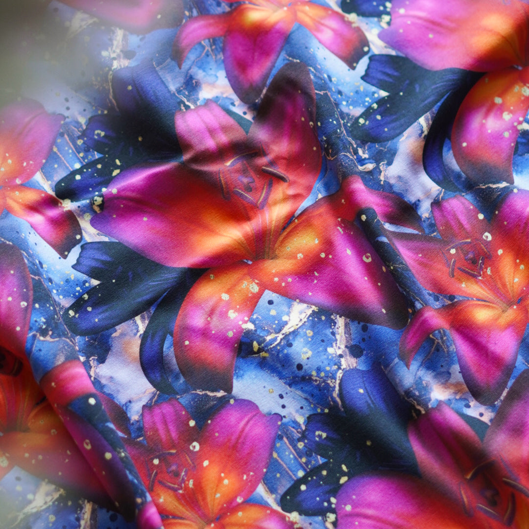Damenstoff mit Blumen, orange/pinke Lilien auf blauem Hintergrund