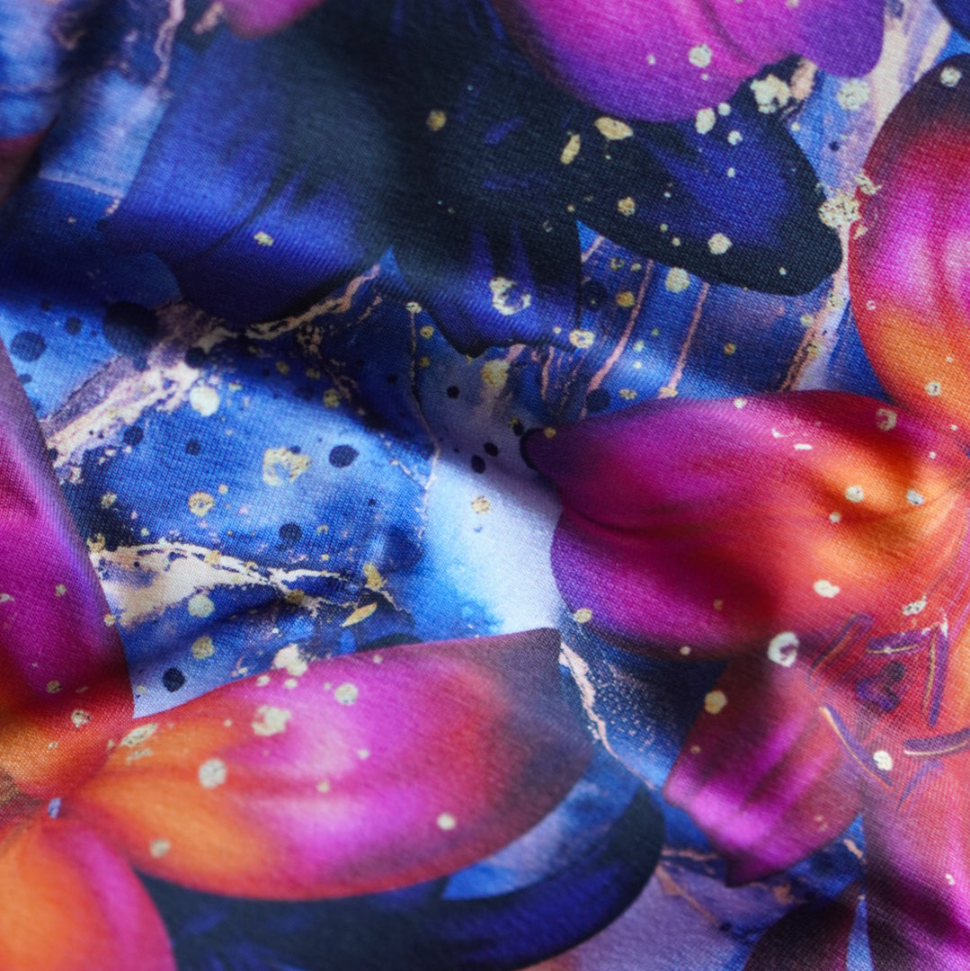 Damenstoff mit Blumen, orange/pinke Lilien auf blauem Hintergrund Detailfoto