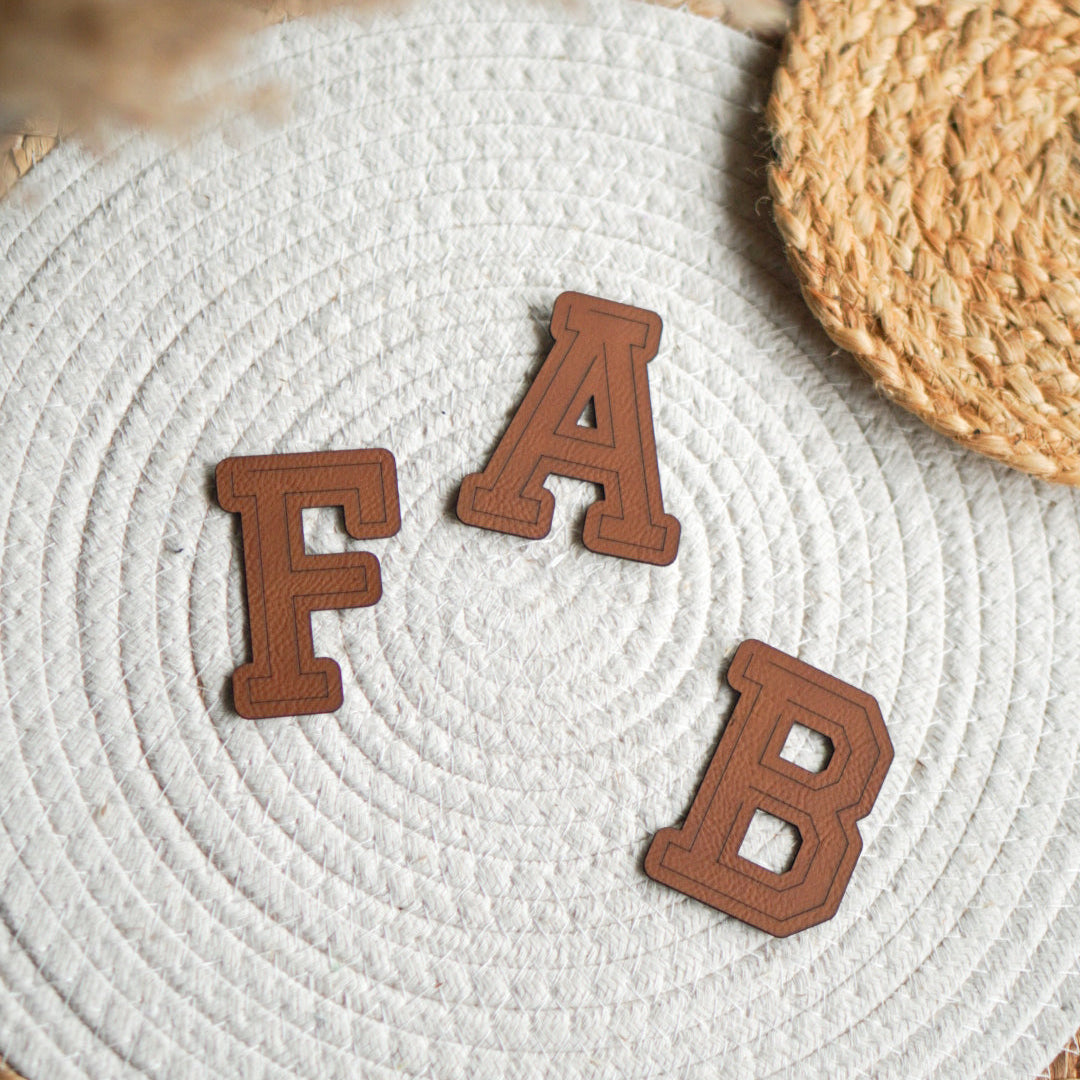 Kunstleder Label Buchstabe College Look