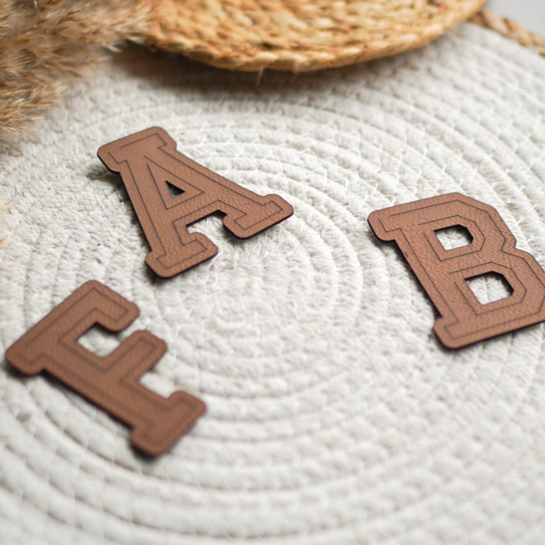 Kunstleder Label Buchstabe College Look