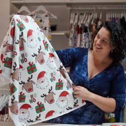 Kinderstoff mit Weihnachtsmann, Rentier, Geschenk und Hoho von Katzengold design im sketchstil