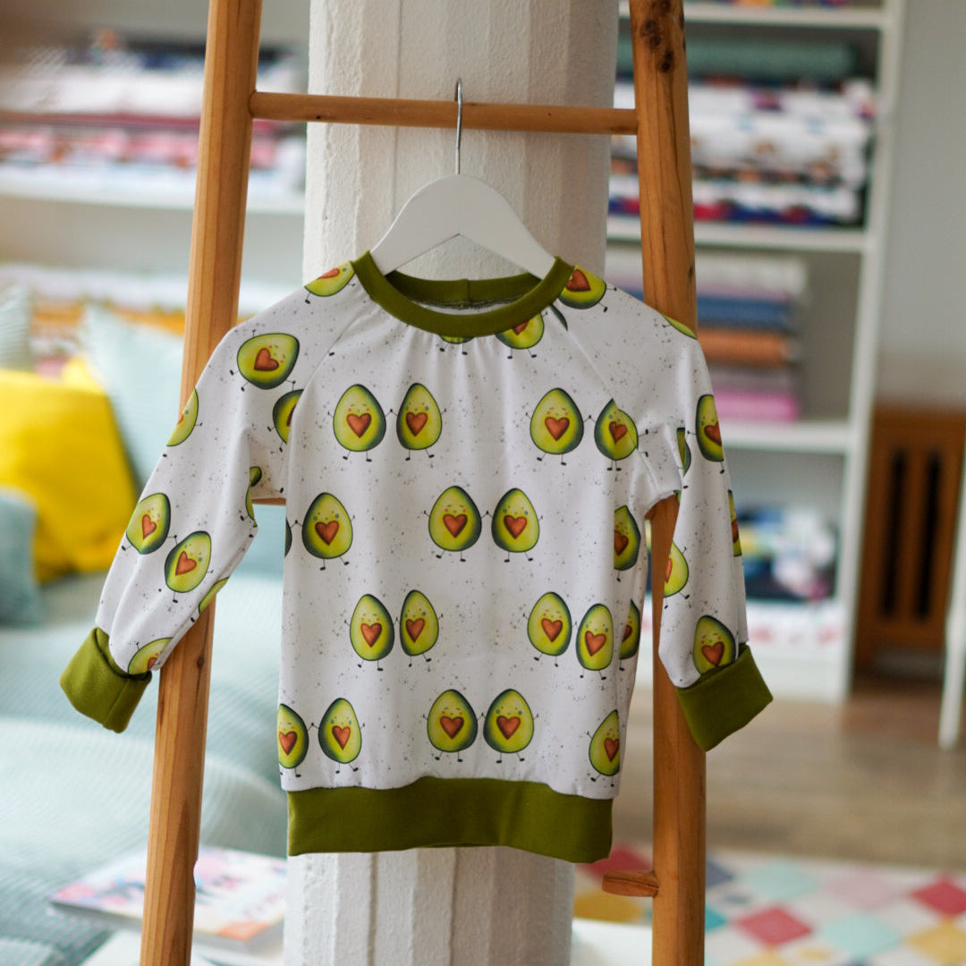 Kinderstoff mit süßen Avocados als Pullover vernäht