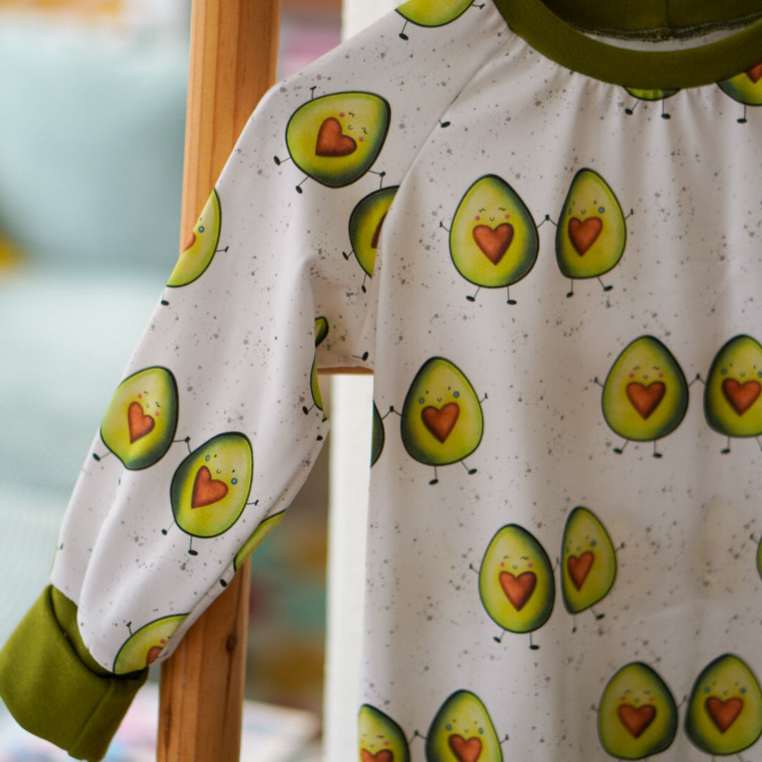 Kinderstoff mit süßen Avocados als Pullover vernäht