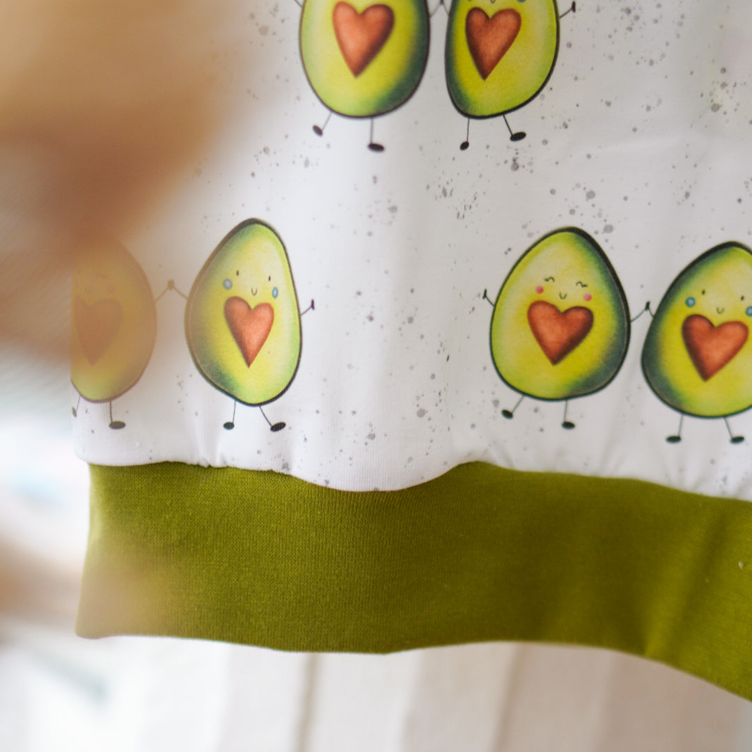 Kinderstoff mit süßen Avocados als Pullover vernäht