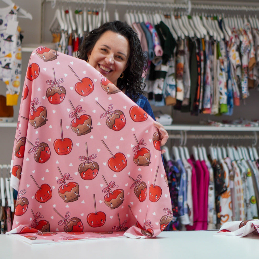 Kandierte Äpfel mit Gesichtern und Herzchen auf rosa von Katzengold Design