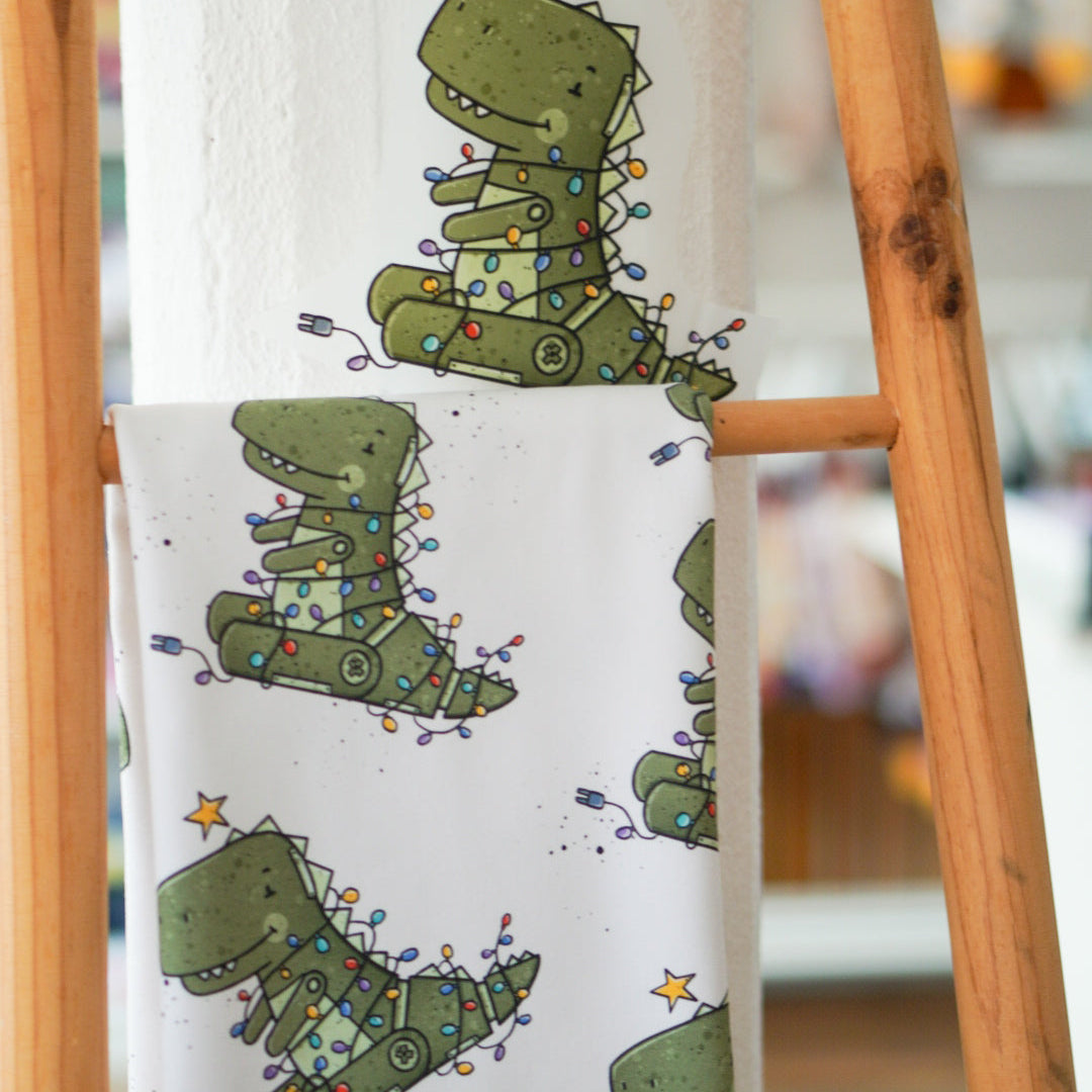 Kinderstoff mit weihnachtlichem Roboter als Tannenbaum verkleideter T-Rex von Katzengold Design  nah