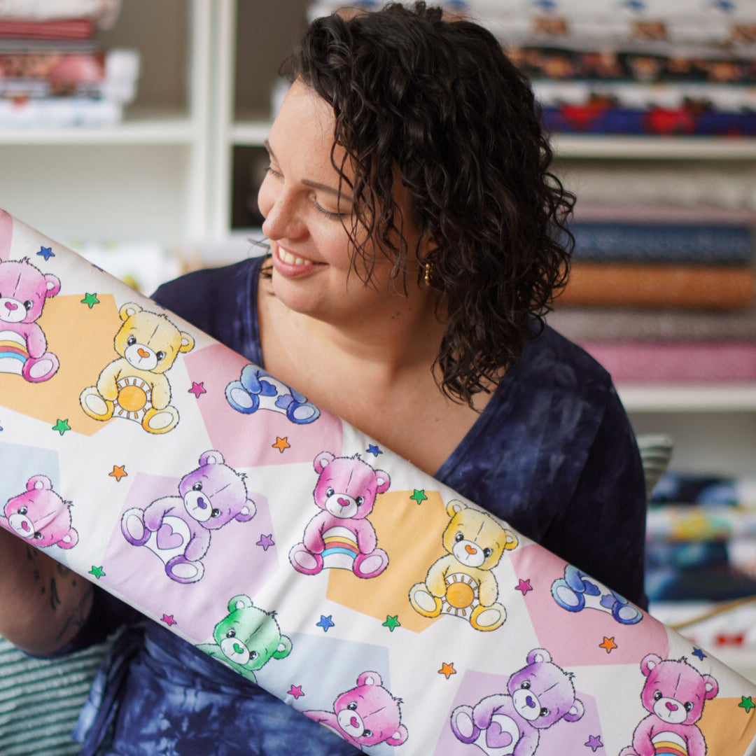 Kinderstoff Meterware mit süßes Bärchen voller Glück mit verschiedenen Symbolen von Katzengold Design in der Hand von Gina Schneider von Gina & U