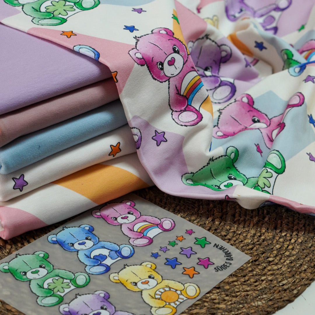 Kinderstoff Meterware mit süßes Bärchen voller Glück mit verschiedenen Symbolen von Katzengold Design mit Kombinantionen