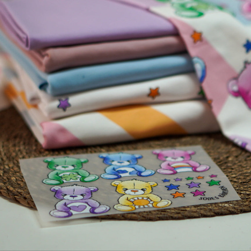 Kinderstoff Meterware mit süßes Bärchen voller Glück mit verschiedenen Symbolen von Katzengold Design mit Bügelbild