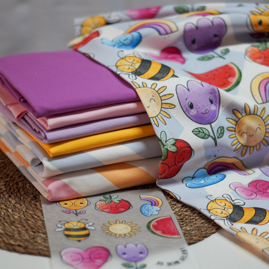 Kinderstoff Meterware mit Erdbeeren Blumen, Sonne Regenbogem Melone  von Katzengold Design