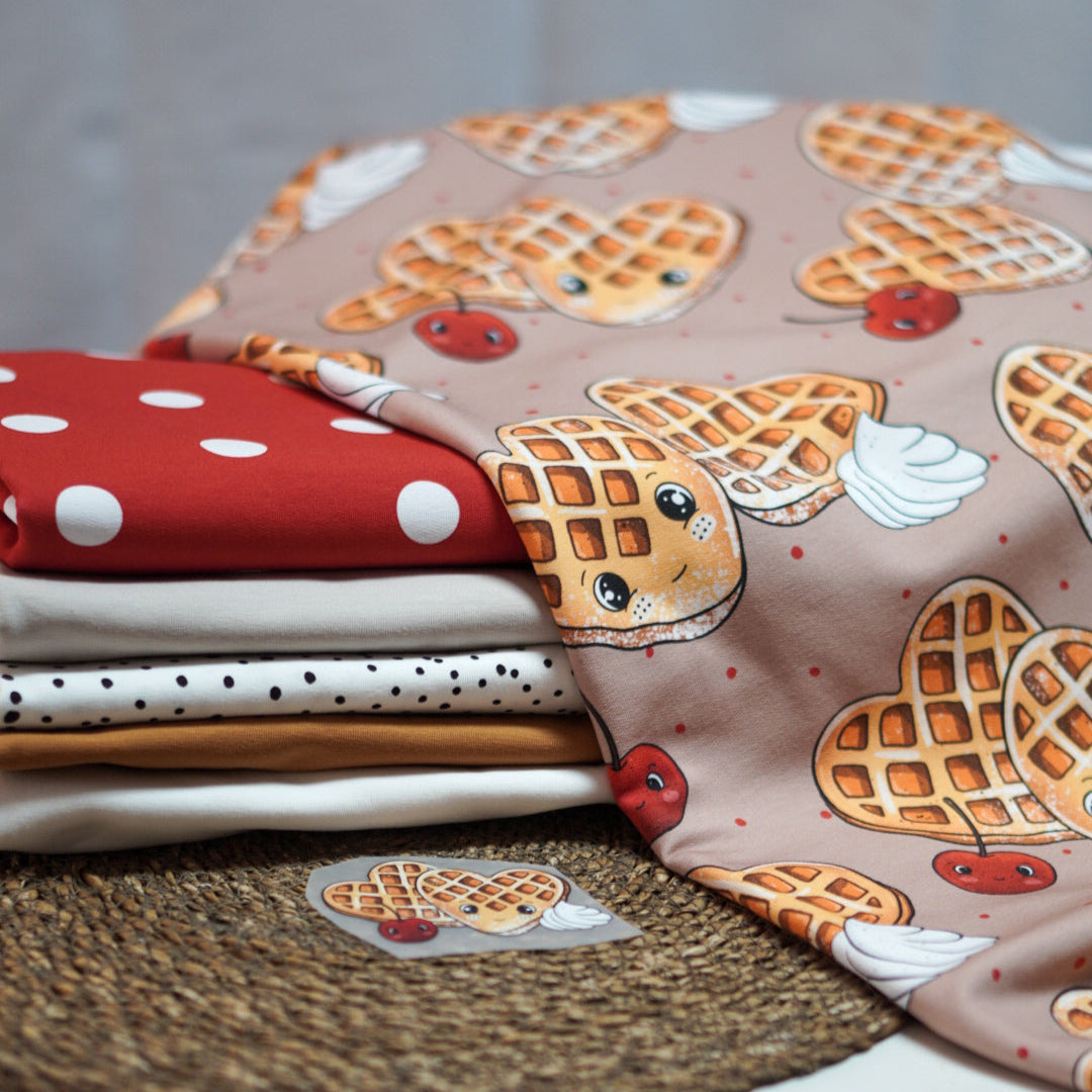 Kinderstoff Meterware süße Waffeln in herzchenform mit Sahne und Kirschen von Katzengold Design