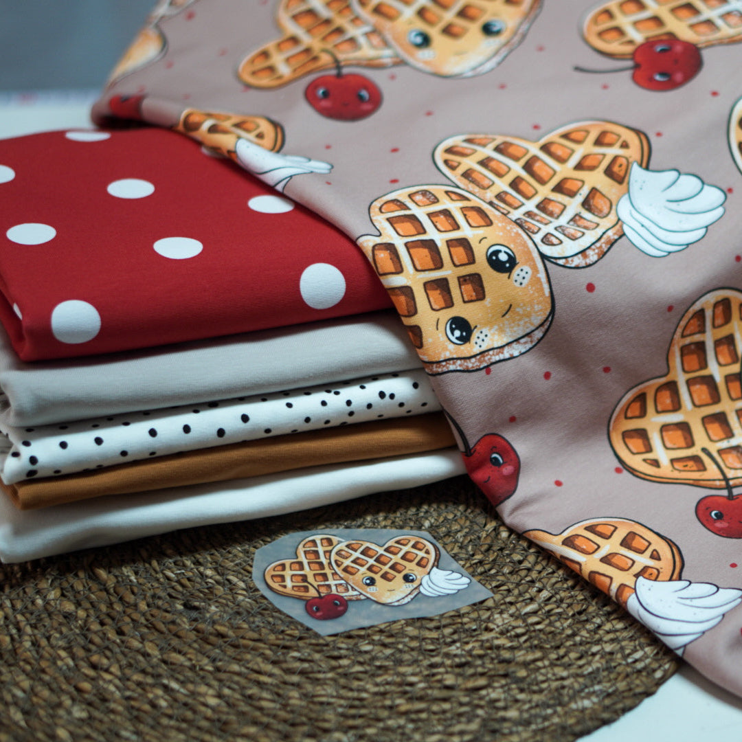 Kinderstoff Meterware süße Waffeln in herzchenform mit Sahne und Kirschen von Katzengold Design mit Kombistoffen