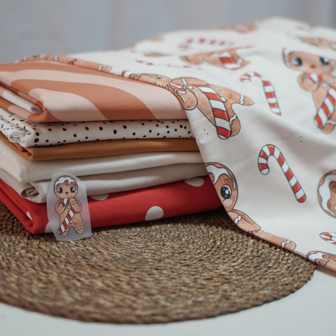 Kinderstoffe Meterware süßer Lebkuchen Lebkuchenmann mit Zuckerstange weihnachtlicher Stoff von Katzengold Design mit Kombistoffen