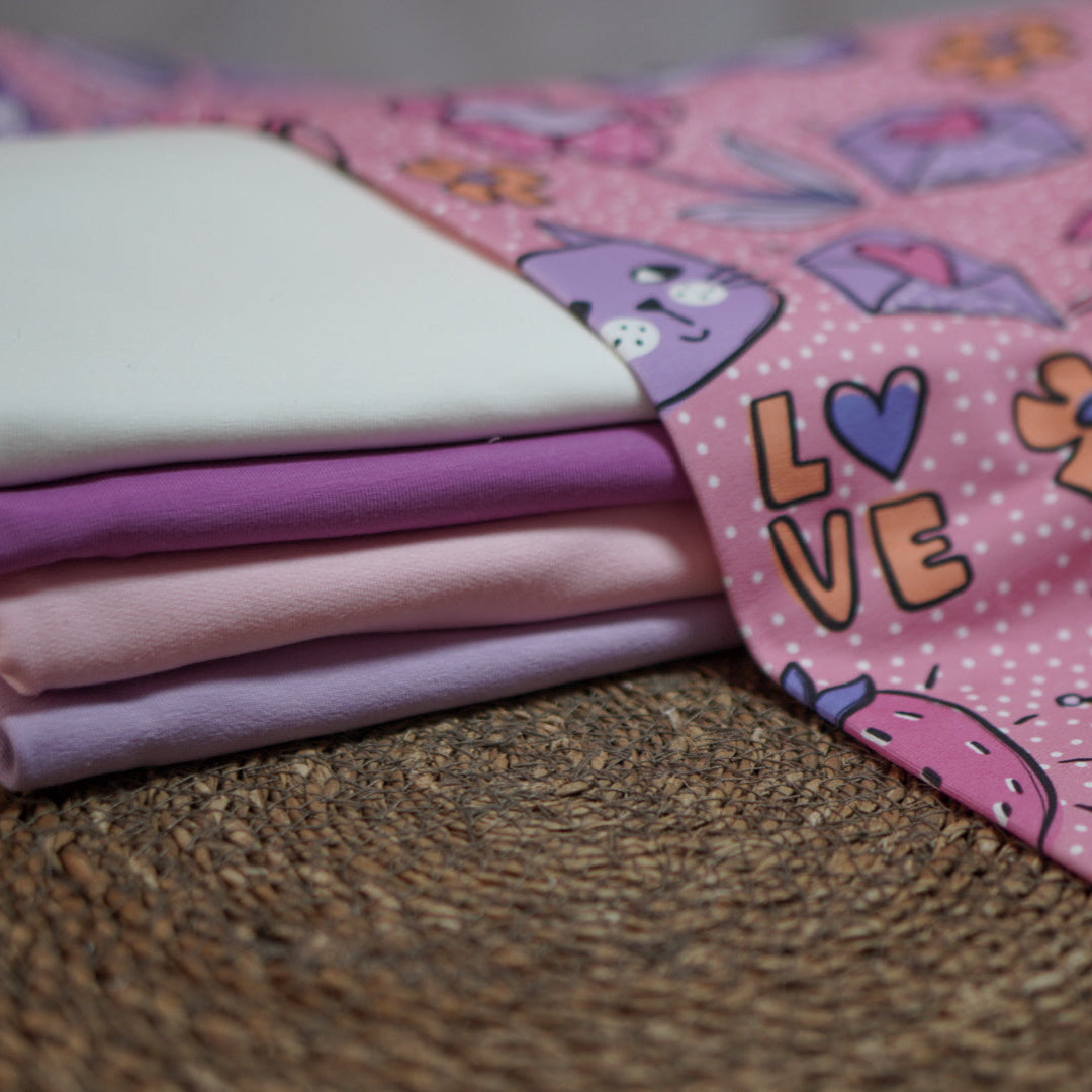 Kinderstoff Meterware rosa hintergrund mit Katze, erdbeere, blume, krone bubble tea und LOVE von Katzengold Design