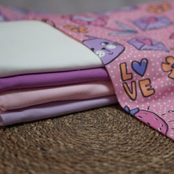 Kinderstoff Meterware rosa hintergrund mit Katze, erdbeere, blume, krone bubble tea und LOVE von Katzengold Design