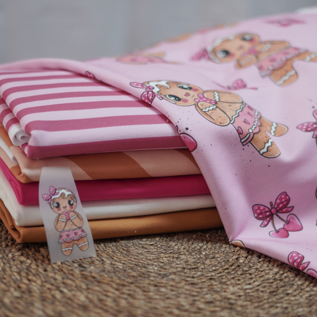 Kinderstoff weihnachtliche Lebkuchen Mädchen mit Herzchen von Katzengold Design Kombifotos