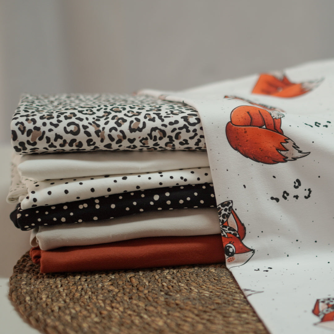 Kinderstoff Meterware mit süßem Fuchsdesign mit Leo Schleife von Katzengold Design
