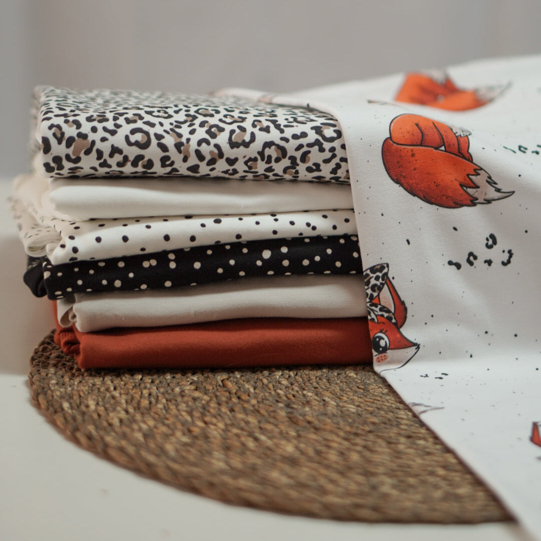Kinderstoff Meterware mit süßem Fuchsdesign mit Leo Schleife von Katzengold Design