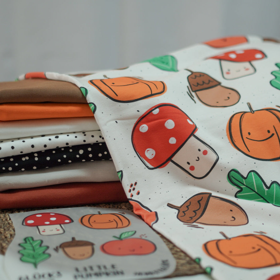 Kinderstoff Meterware herbstliche Blätter Pilze Apfel und Kürbis von Katzengold Design
