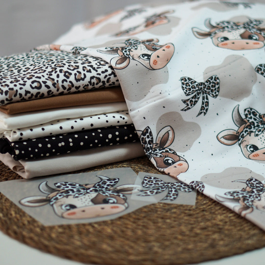 Kinderstoff süße Kuh mit Leo Haarband mit beigen Flecken von Katzengold Design