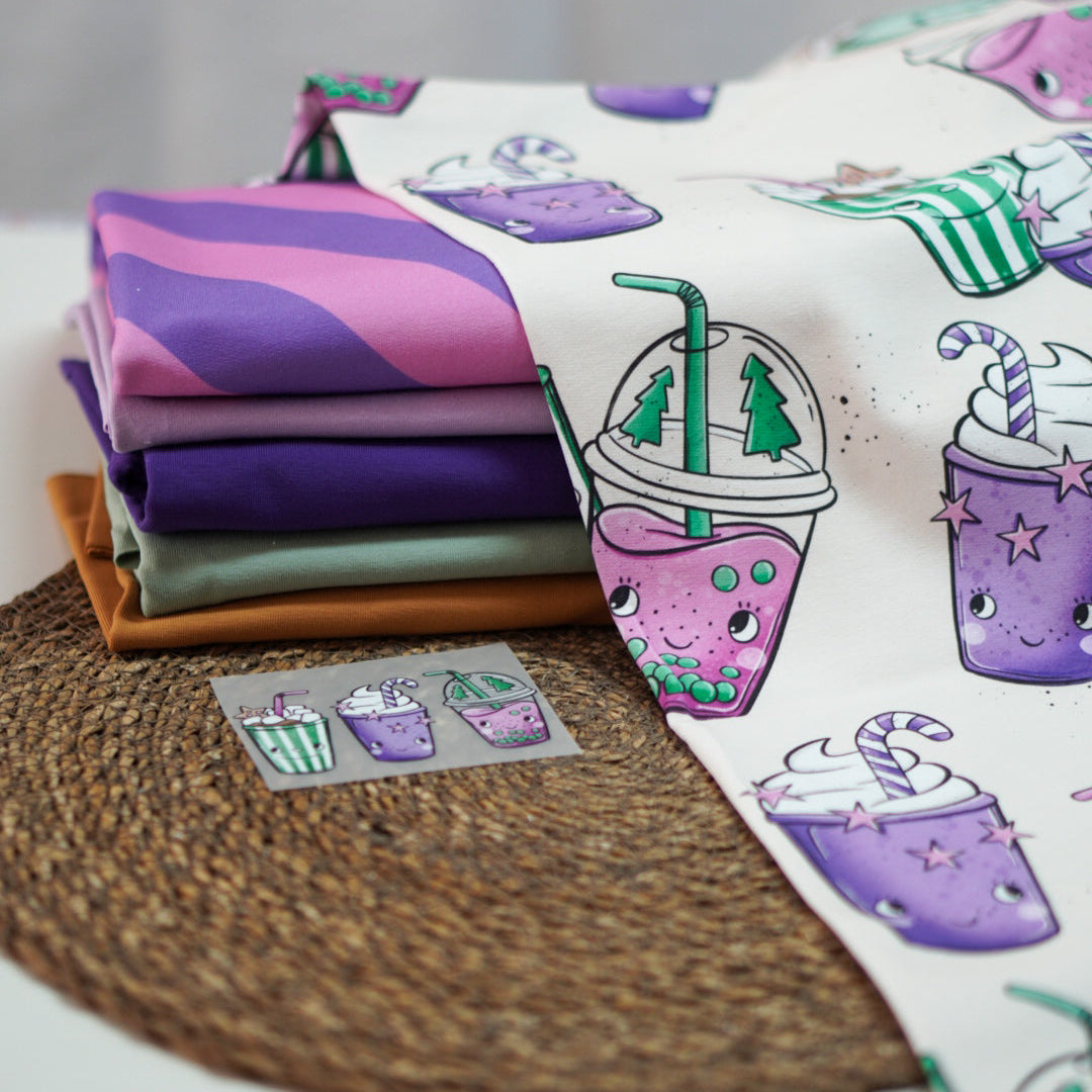 süße weihnachtliche getränke von katzengold design in lila pink und grün auf beigen hintergrund