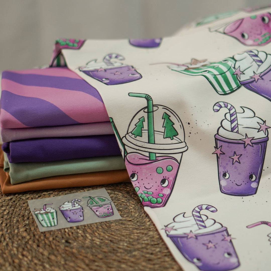 süße weihnachtliche getränke von katzengold design in lila pink und grün auf beigen hintergrund