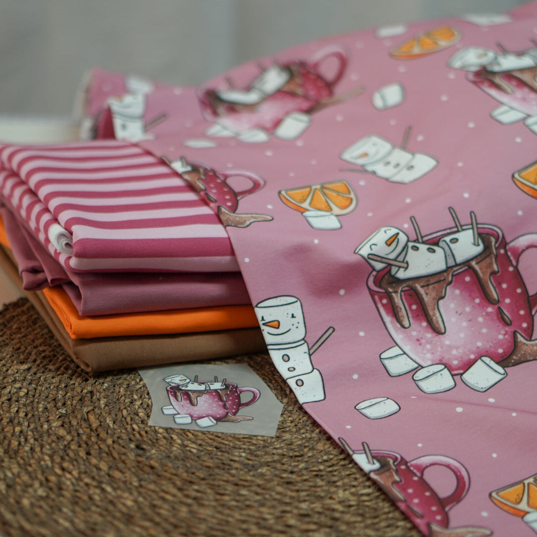 Kinderstoff mit weihnachtliche Tassen mit Schneemännern aus Marshmellows auf rosa mit Orangen von Katzengold Design mit Kombistoffen