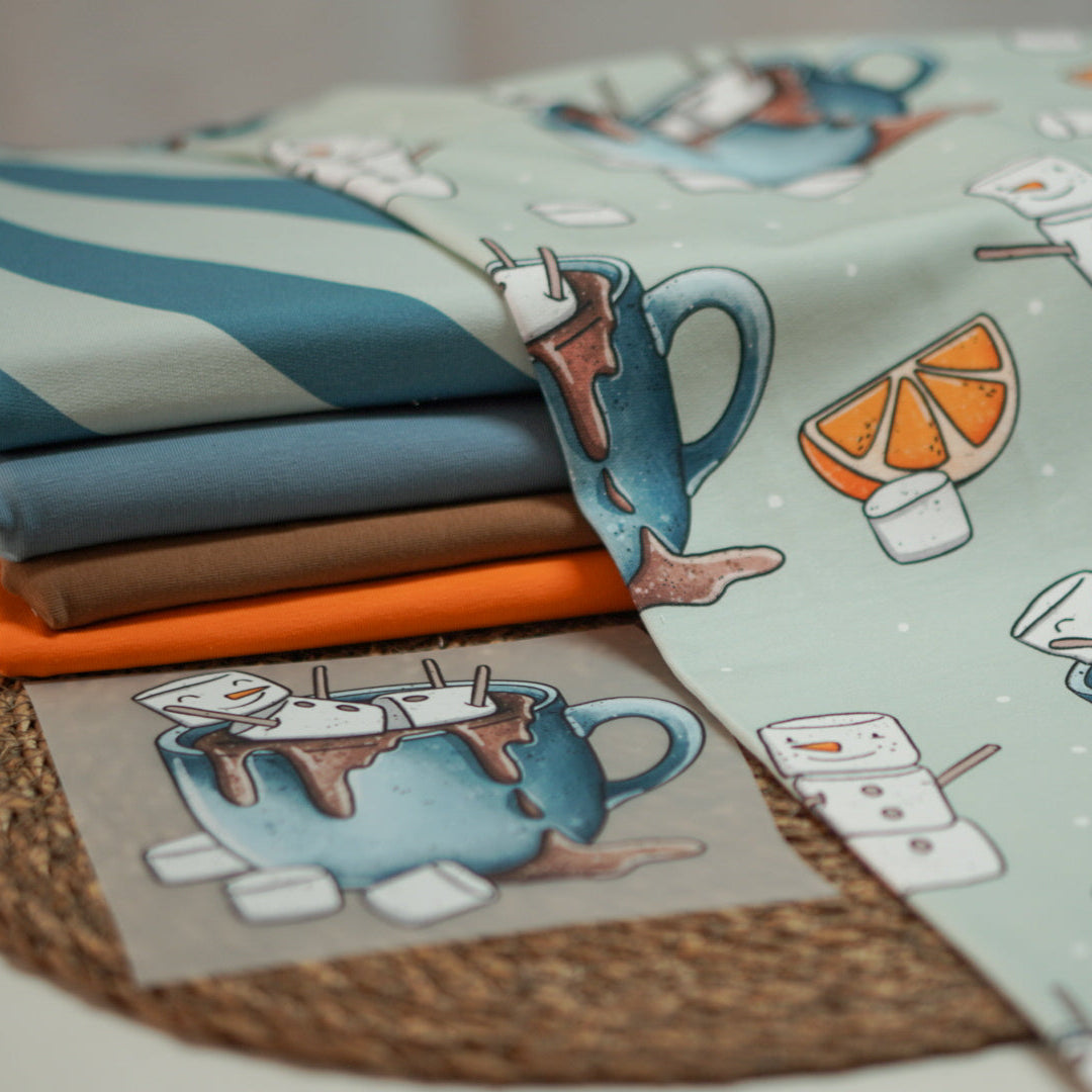 Kinderstoff weihnachtliche Tassen mit Schneemännern aus Marshmellows auf mint mit Orangen von Katzengold Design mit Kombistoffen