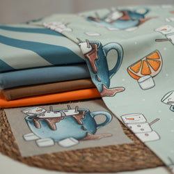 Kinderstoff weihnachtliche Tassen mit Schneemännern aus Marshmellows auf mint mit Orangen von Katzengold Design mit Kombistoffen