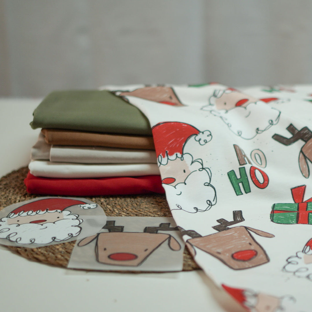 Kinderstoff mit Weihnachtsmann, Rentier, Geschenk und Hoho von Katzengold design im sketchstil