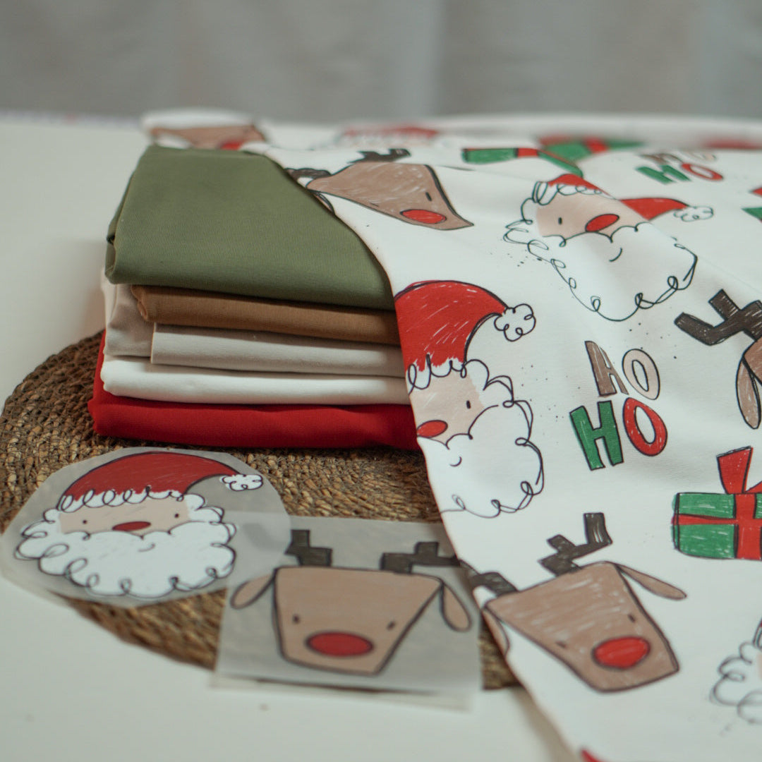 Kinderstoff mit Weihnachtsmann, Rentier, Geschenk und Hoho von Katzengold design im sketchstil