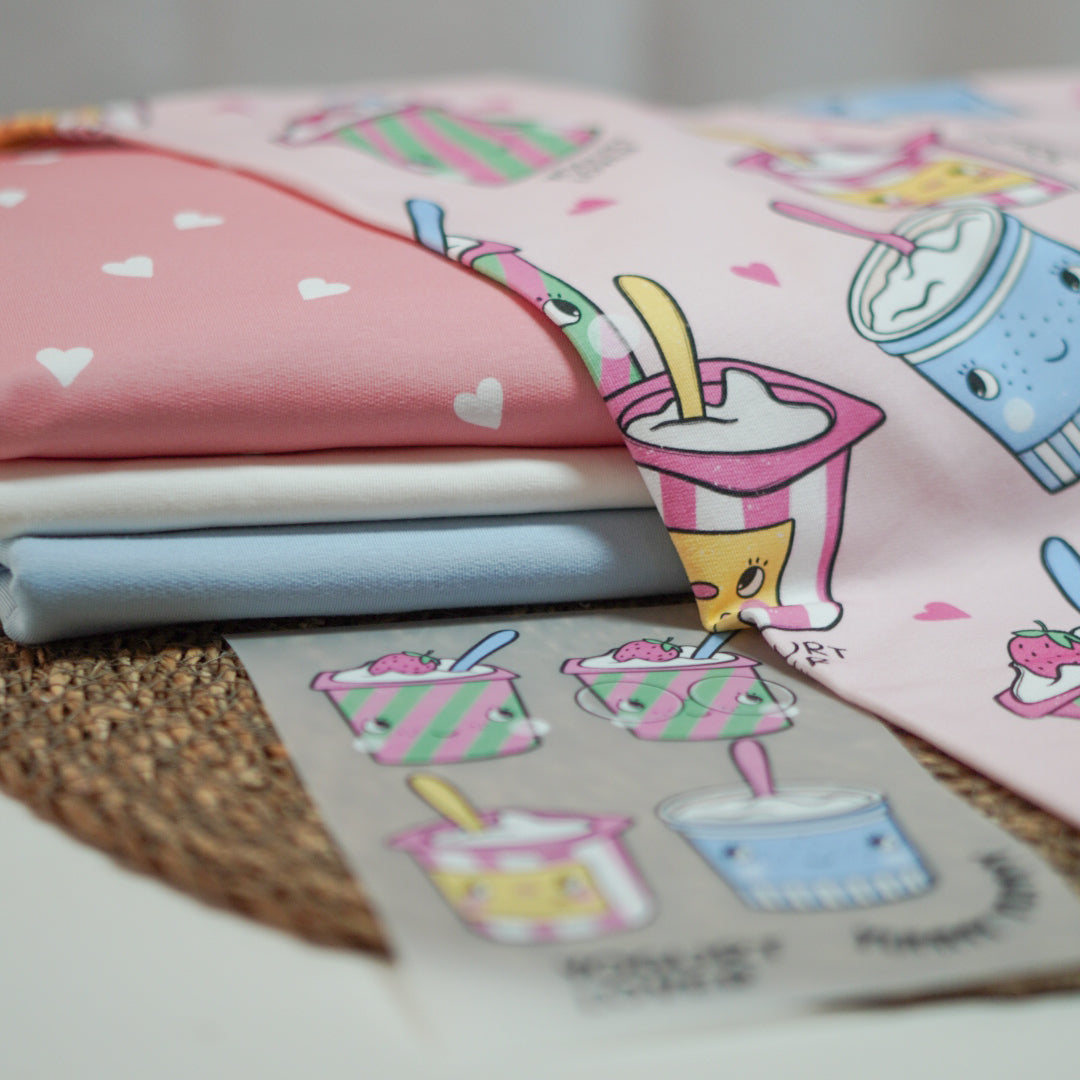 Kinderstoff Meterware mit Joghurt, rosa Hintergrund und Herzchen von Katzengold Design