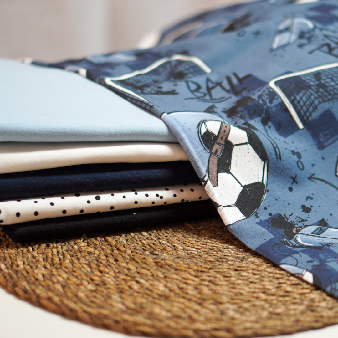 Kinderstoff Meterware Jungsstoff mit Fußball und Toren und Pfeife von Katzengold Design