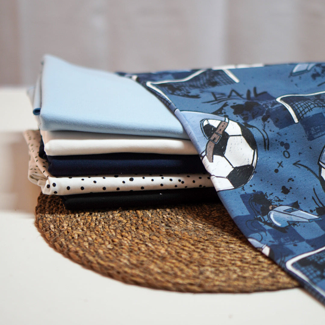 Kinderstoff Meterware Jungsstoff mit Fußball und Toren und Pfeife von Katzengold Design