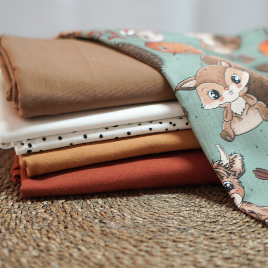 Kinderstoff Meterware Waldtiere Igel Pilze Vogel Blätter  Eichhörnchen von Katzengold Design