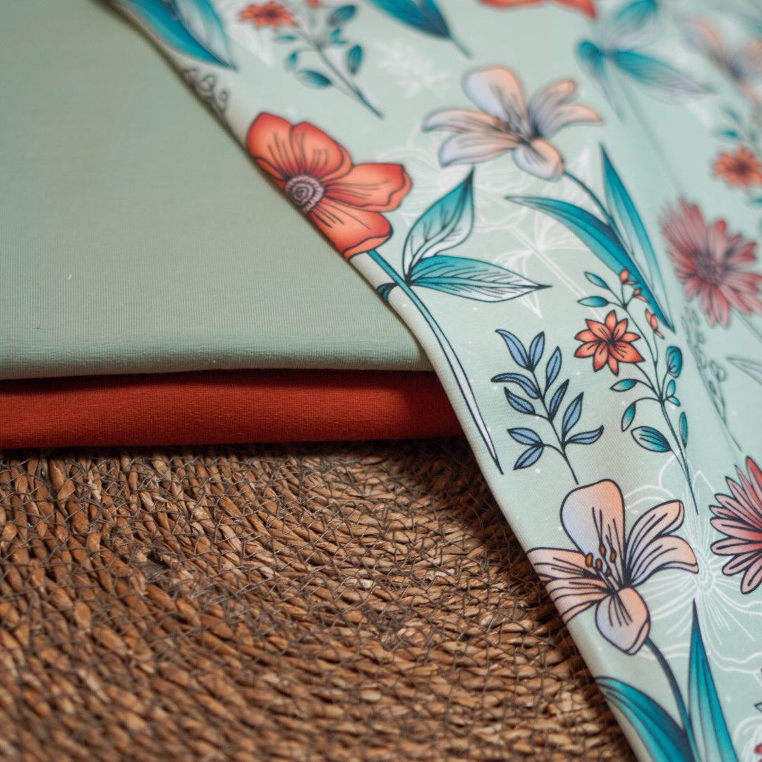 Damenstoff Meterware Blumen auf mint Hintergrund von Katzengold Design