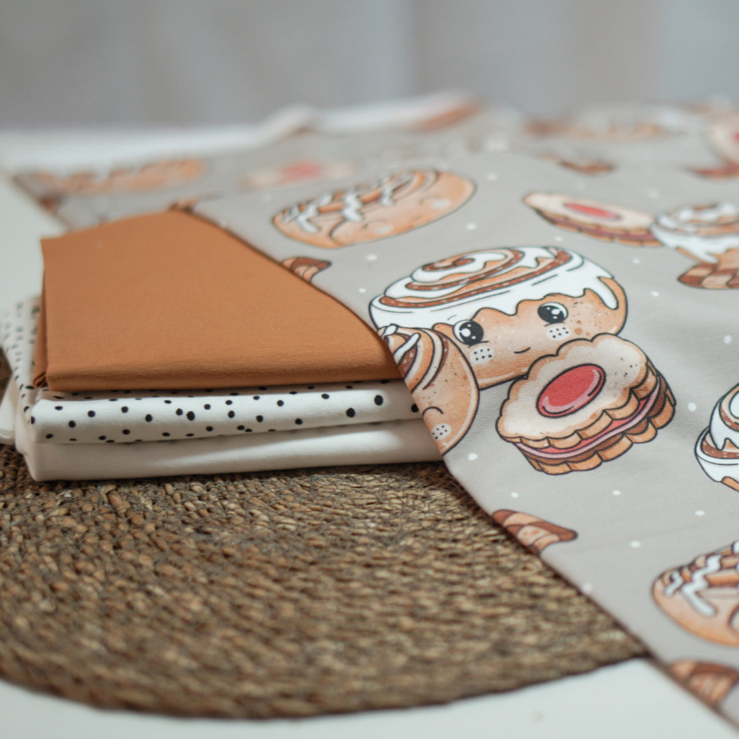 Kinderstoff mit weihnachtlichen Gebäck, wie Zimtschnecken und Plätzchen von Katzengold Design mit Kombistoffen