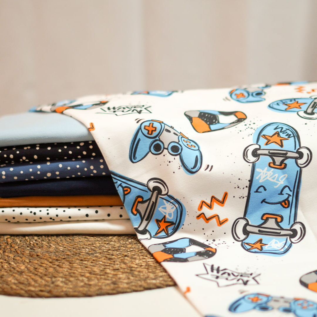 Kinderstoff cooler Jungsstoff mit Fußball Skateboard Controller von Katzengold Design