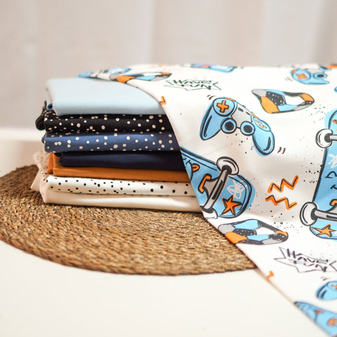 Kinderstoff cooler Jungsstoff mit Fußball Skateboard Controller von Katzengold Design