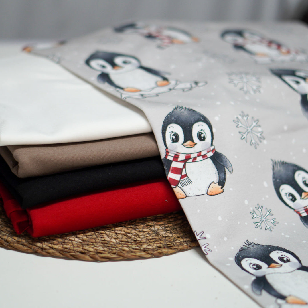 Kinderstoffe Meterware süße Pinguine mit  Schal auf grau mit Schneeflocken von Katzengold Design mit Kombistoffen