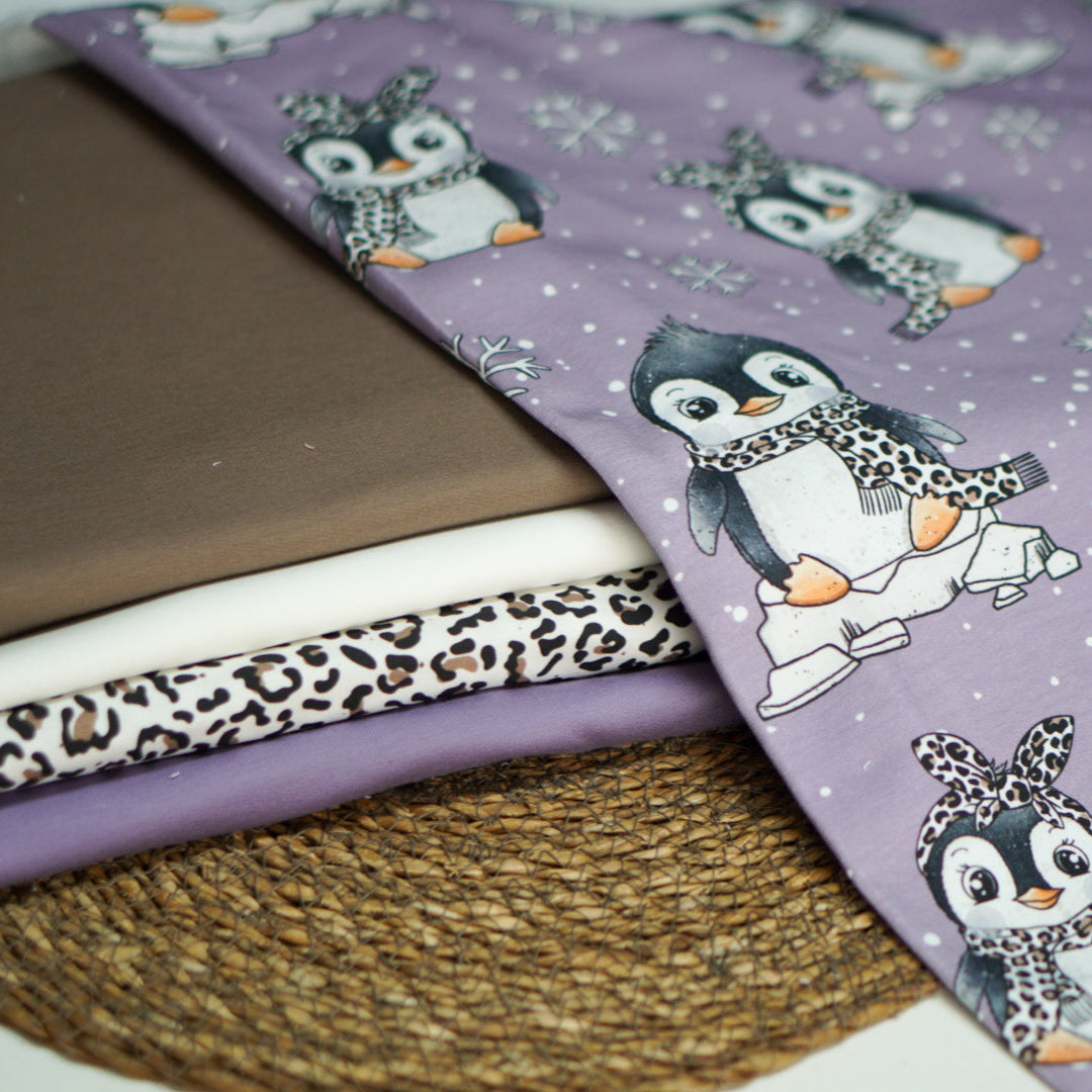 Kinderstoffe Meterware süße Pinguine mit Leo Schal und Leo Haarband auf Lila mit Schneeflocken von Katzengold Design
