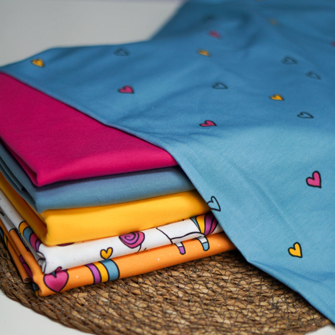 Kinderstoff Meterware bunte keine Herzchen auf blau Katzengold Design mit Kombistoffen