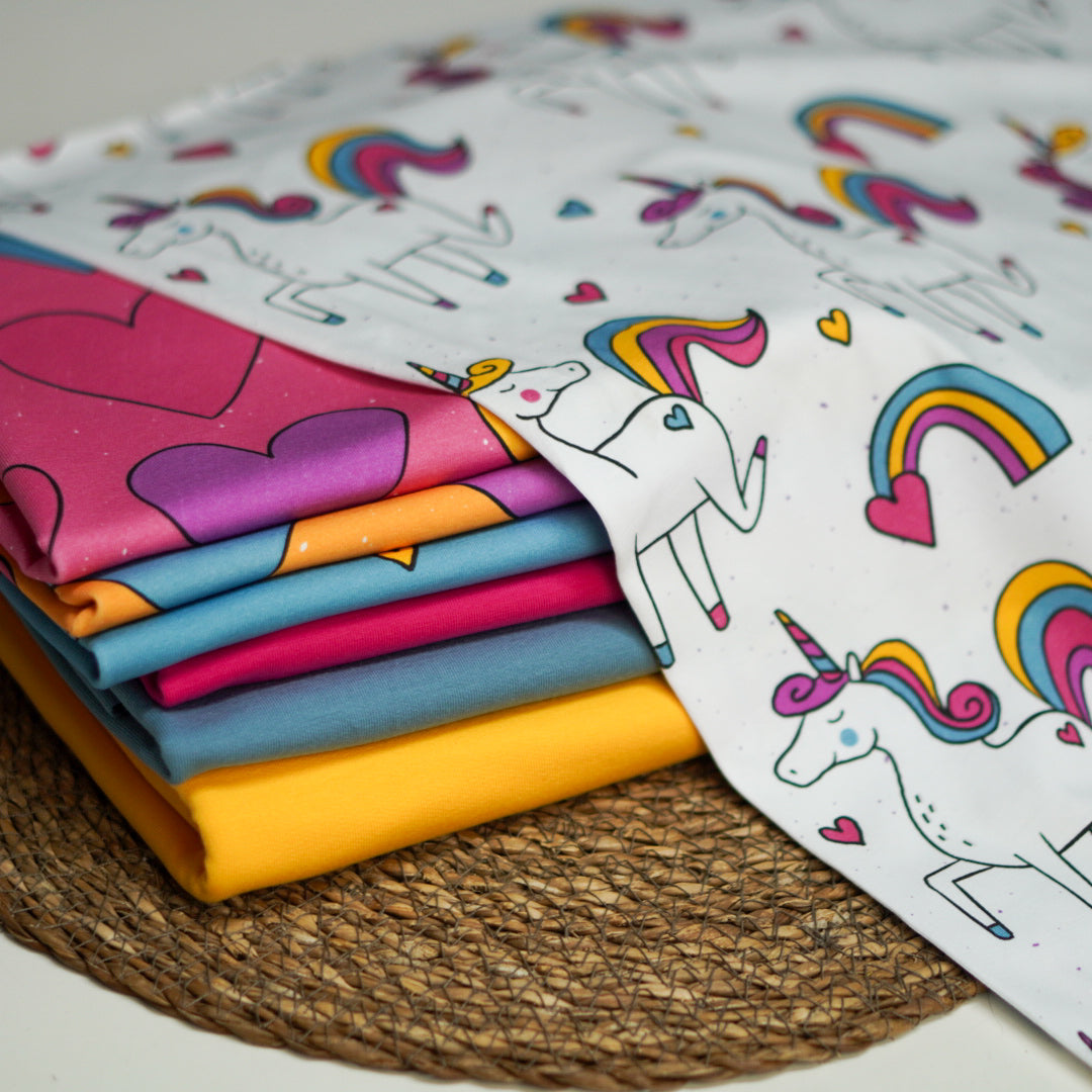 Kinderstoff Meterware Einhorn Herzchen und Regenbogen von Katzengold Design mit Kombistoffen 