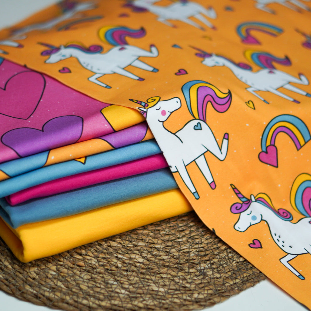 Kinderstoff mit süßen Einhörnern, Regebögen auf gelb von Katzengold Design mit Kombistoffen